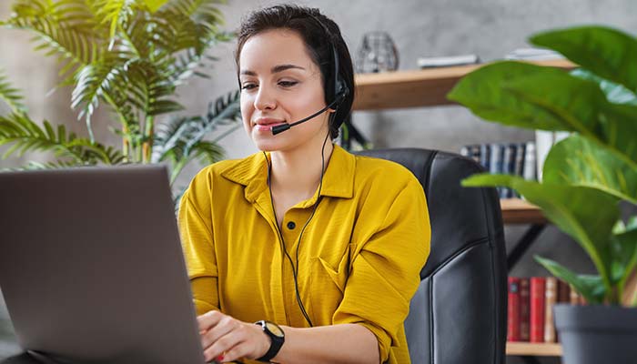 Tech-Support-Worker Tech support representative talking on phone